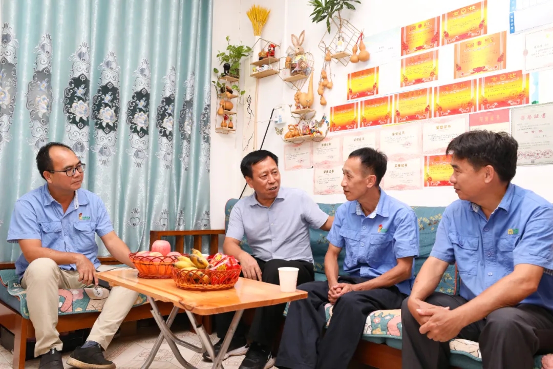 海南省总工会到开云网页版,开云(中国)官方在线登录走访慰问全国劳模朱平